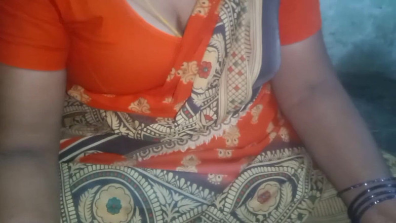 Desi Sathiya: Sexy tetička v sárí prsa