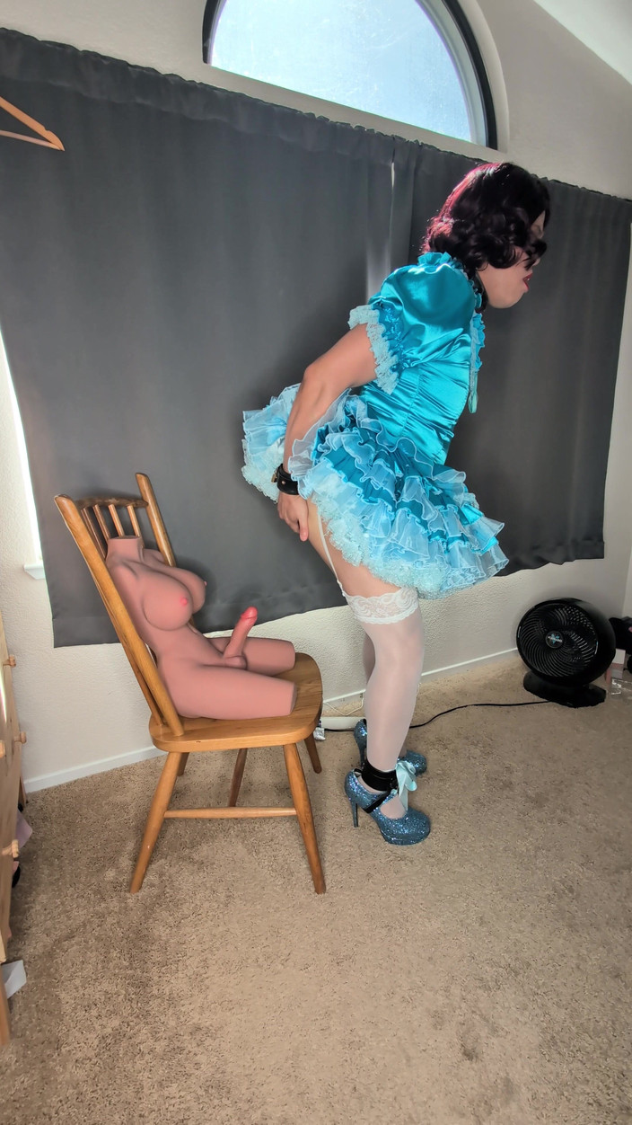 Sissy Candy: La cameriera sissy di raso si plug da sola e...