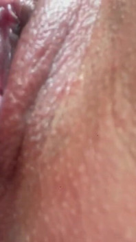 Cận cảnh âm hộ wank âm vật lớn cọ xát con cu giả nhỏ làm tình bôi dầu lên lỗ chảy tinh cực khoái thực sự