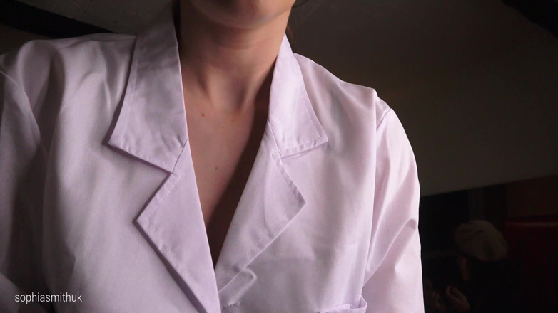 SophiaSmithUK: El doctor te examina y te masturba