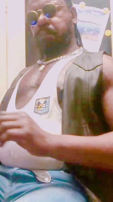 Black smoking muscle stepdad: Muskel-hengst, Jeansstiefel Rauchen, Solo-tittenfick