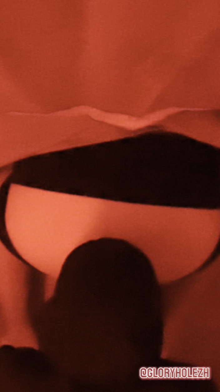 gloryholezh: Anh chàng giao hàng Ả Rập dừng lại để thổi kèn và...