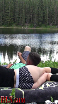 Ejaculând împreună la lac