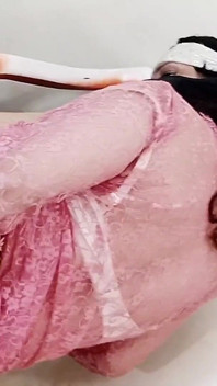 Une camgirl musulmane en hijab se fait fister dans un show en direct devant la webcam