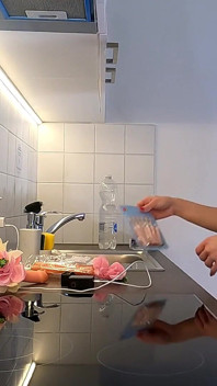 寮の部屋でホットで可愛い美女がパンティを脱ぎ、露出した剃られた陰部と大きなお尻を見せる
