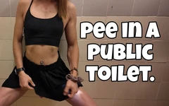 Trans piccia su un bagno pubblico