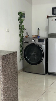 Chego em casa do trabalho e vejo minha enteada rica fazendo limpeza, fico com tesão enquanto vejo a bunda dela e acabo colocando meu pênis nela