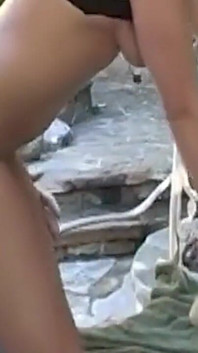 Curul gagicii blonde întins larg în futai dur