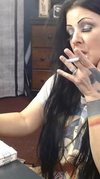 MILF Mid Make up Cigarette Merokok