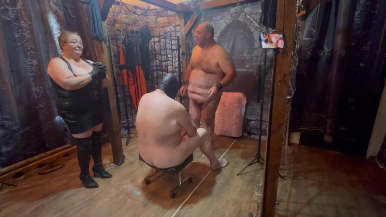 Lanista_Bear: 第1部分：- 布布是domina的座位，而底部喂食者喂她。