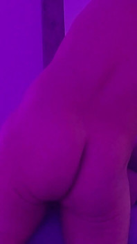 Damon îi face un masaj tantrique lui Julia Sky