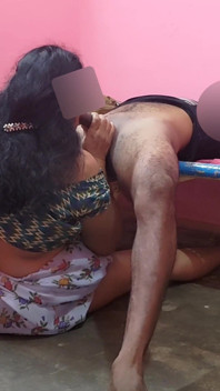 La matrigna ha portato il cibo per mangiare il figliastro l'ho afferrata e ha fatto sesso con lei