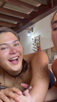 Due Ragazze Un Uomo
