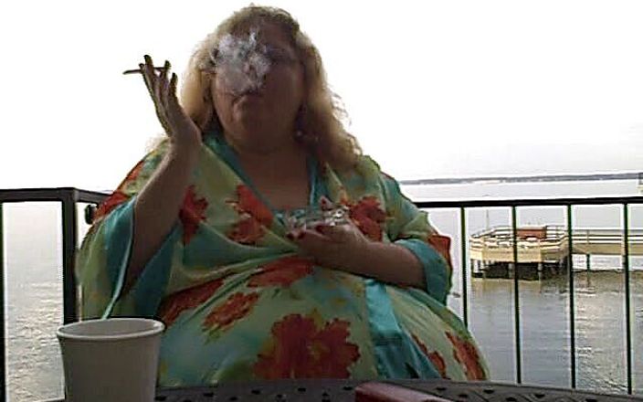 BBW nurse Vicki adventures with friends: Grandota fuma y toma café temprano en la mañana