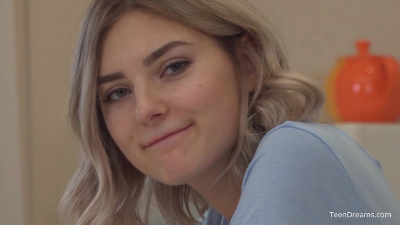 Teen Dreams: Eva, de 18 ani, se masturbează cu laptele ei
