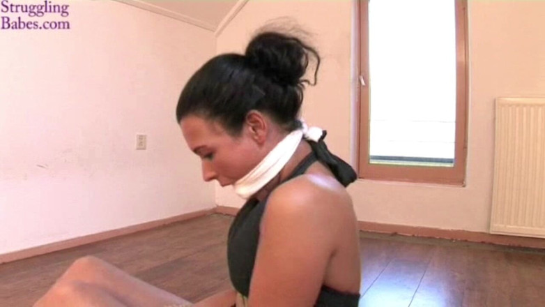 Submissed: Vixen 和她热辣的屁股在冷地板上