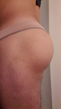 Arsch in Mädchenslip