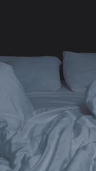 La madrastra no puede resistir la gran polla del hijastro en la cama compartida: ¿se dará cuenta cuando se folle a la madrastra?