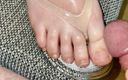 Zsaklin&#039;s Hand and Footjobs: Caseiro flip flop footfetish