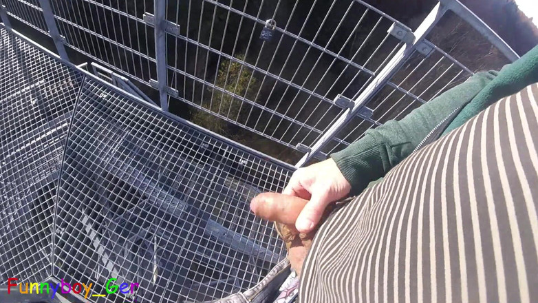 Funnyboy-Ger: Venku na velmi veřejné vyhlídkové věži u řeky pracuji na své...