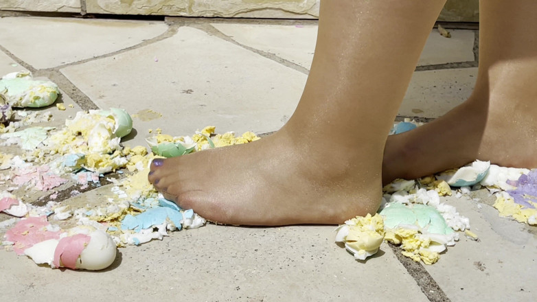 Tights free: Paaseieren verpletteren in mijn hakken en panty