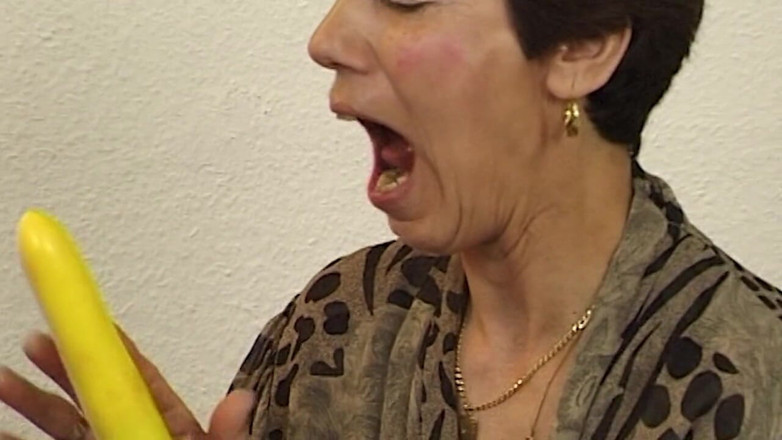 VintageXMovies: Bunicuță excitată penetrată cu degetul și futută până la orgasm exploziv