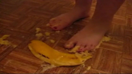 Sexy Amateurz: Foot crushing for a banana