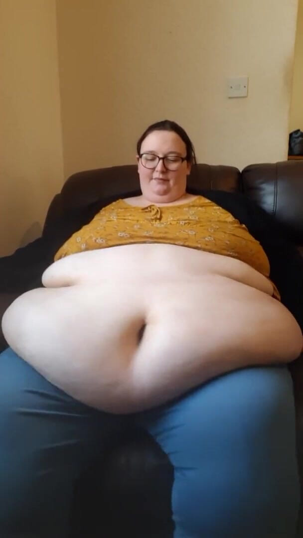 SSBBWLadyBrads: 배와 함께 케이크를 먹는 SSBBW