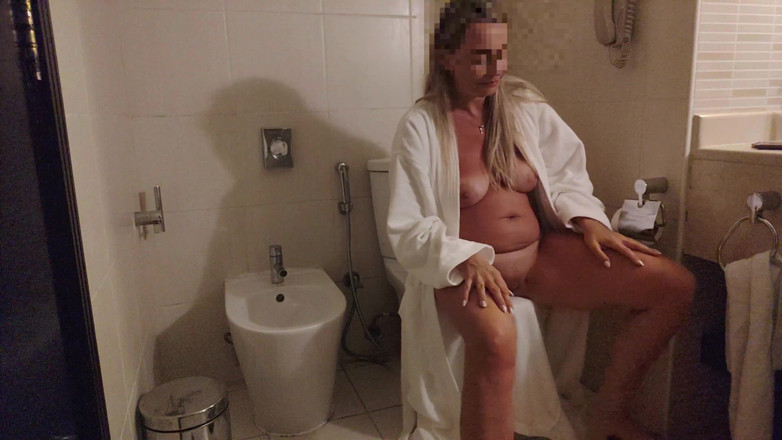Farfalla wifeshare: Eine MILF-ehefrau masturbiert im Badezimmer und kommt zweimal. Komplette Szene....