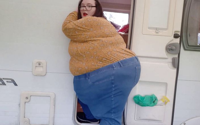 SSBBW Lady Brads: SSBBW vs tiny door