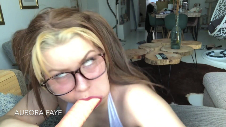 Ariana Faye: Ariana Faye goza nos meus óculos