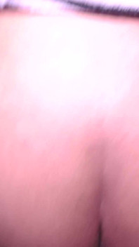 Sevimli bir şekilde giyinmişti ve ben tamamen sapkındım, penisim neredeyse göğüslerine boşalacak