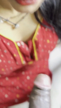 Piękna Mami uwiodła mnie podczas gotowania w kuchni - gorący seks