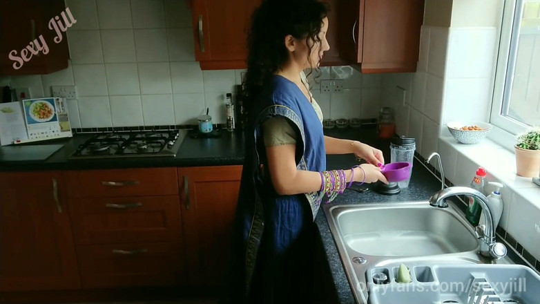 POV_Indian: 배다른 할아버지에게 따먹히는 Saree의 어린 인도 소녀 - 볼리우드 포르노 섹시한 질