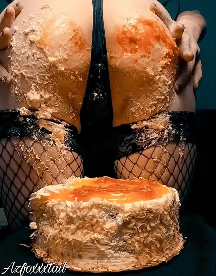 AzFoxxxTailPhelicia: Gioco con il culo con una torta