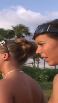 Tre bellezze si spogliano nella loro vacanza al mare