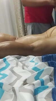 นวดน้ำมันกลายเป็นเซ็กส์หลังจากเห็นตูดหีดิ้นของเมียแก่