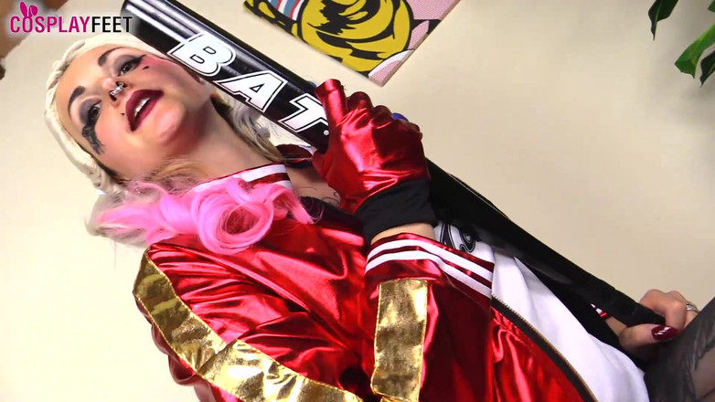 Feet & Cosplay: Medusa 金发女郎穿着黑色尼龙袜的哈雷奎恩角色扮演服装看起来火辣