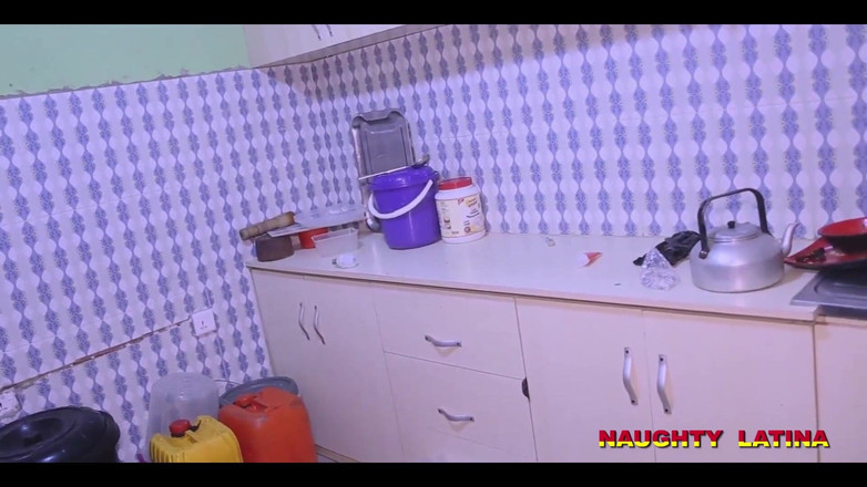 naughty latina: Měl jsem dobré šukání s mým vrátným, když vrtá moji chlupatou...