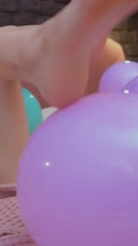 My18teens - magra e piccola mora spompina palloncini e si scopa con un dildo