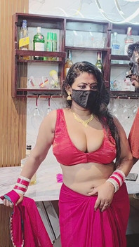La moglie sexy e arrapata del vicino con la figa pelosa