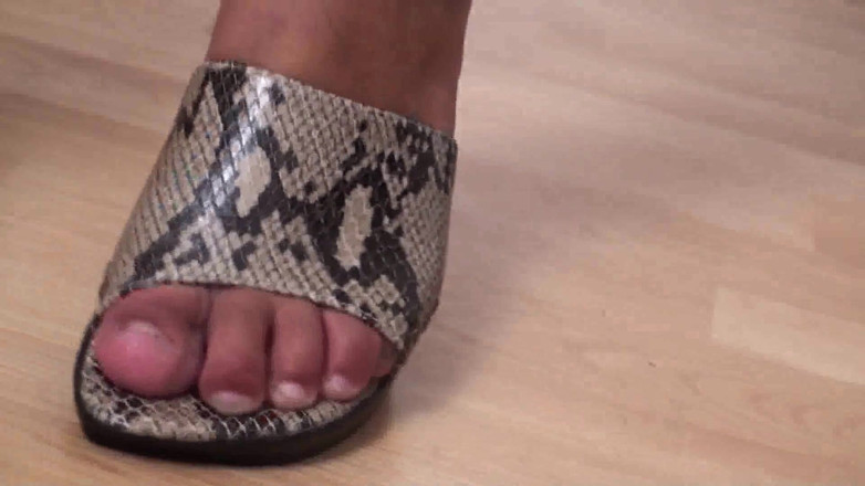 Foot Girls: MILF jalang amatur mencuba kasut seksi