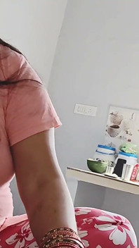 Oliënde lul aftrekken, sperma in poesje