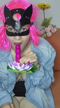 Sieh meine massiven natürlichen titten, während ich in meiner entzückender muschi-Maske masturbiere
