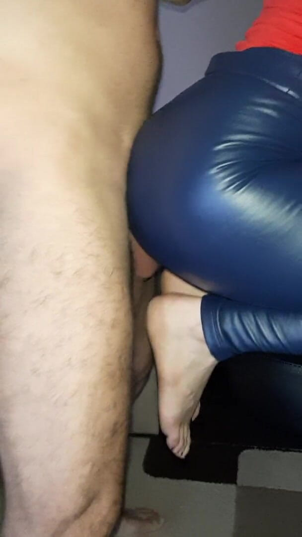 Shiny leather assfuck: Блискучу дупу відтрахали в синіх латексних штанях