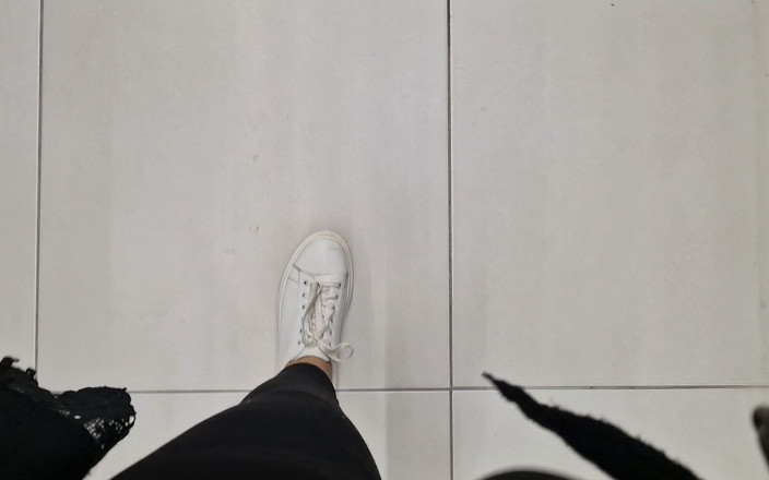 Nicoletta Embassi: Váha rozpaků prdí v obchodě