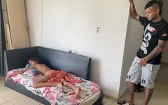 Aku nemuin saudara tiriku lagi istirahat dan aku mengambil kesempatan itu untuknya