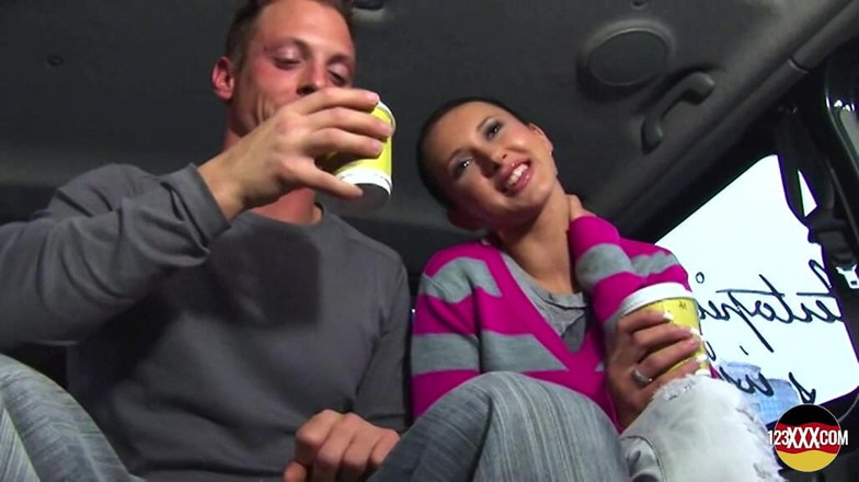 123XXX - Fucked Amateurs in Germany!: Mladý hřebec si vyzvedne sexy brunetku na šukání v dodávce