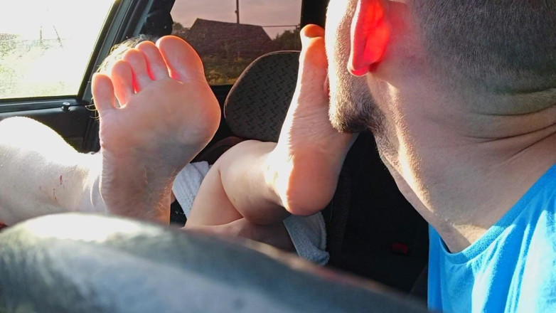 FoxyAndZaz: The taxi driver licks the feet of a blonde in...