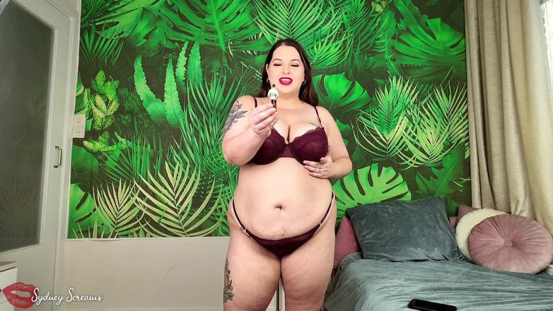 Sydney screams fetish: Girlfriend's MILF Shrinks You